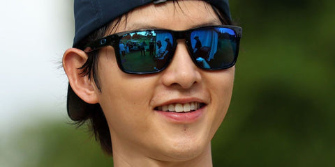 South Korean actor Song Joong-ki was seen wearing black Oakley Holbrook XL OO9417 03 sunglasses with prizm blue iridium lenses at the HSBC Women's World Championship 2025 in Singapore.
