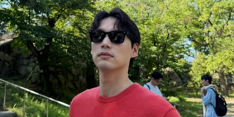Japanese actor Sota Fukushi was seen wearing the iconic Ray-Ban Wayfarer 2140 901 Black sunglasses in his Instagram post, December 2025.