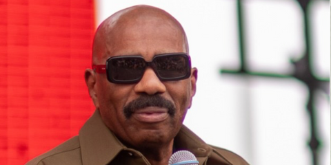 Steve Harvey was seen wearing black Saint Laurent Sun SL 534 Sunrise 001 sunglasses in the promotional video of Open Fire Food Festival Abu Dhabi 2025. Shop online now on Pretavoir