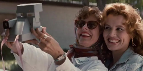 Susan Sarandon was seen wearing the genesis of tortoiseshell Ray-Ban Nina RB 4314N 954/33 cat eye sunglasses in her iconic movie Thelma & Louise. Shop online now on Pretavoir