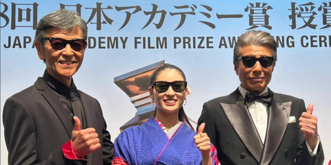 Japanese actress Tao Tsuchiya was seen wearing black Ray-Ban Blaze Wayfarer RB 4440N 601/71 sunglasses at the 2025 Japan Academy Film Prize Awarding Ceremony