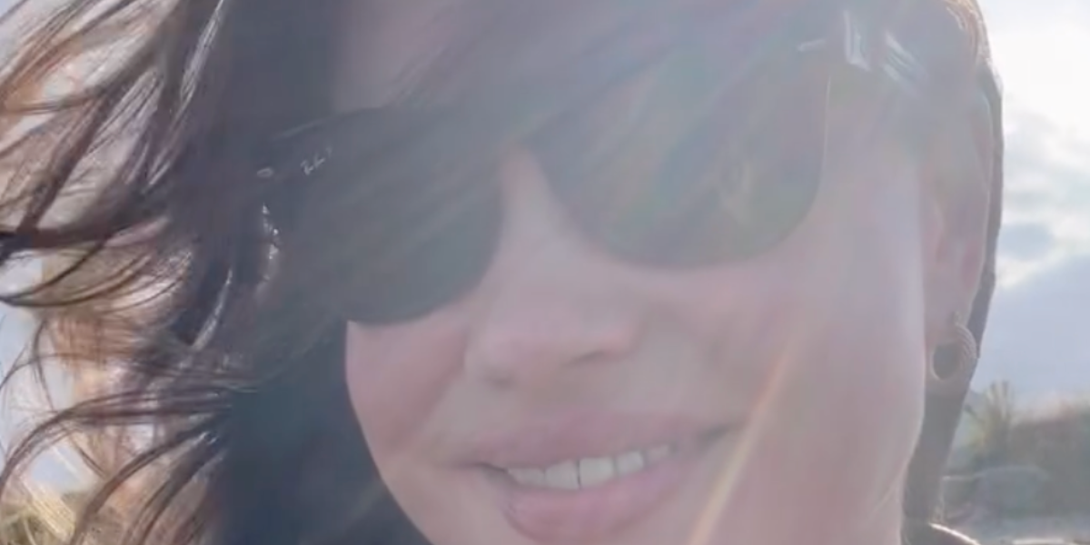 Tara Lynn was seen wearing black Ray-Ban Wayfarer 2140 901/58 Polarised sunglasses during her trip to Ireland, shared through an Instagram post