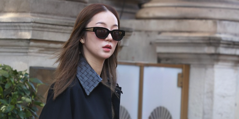 Thai actress Thanaerng Kanyawee was seen wearing black Bottega Veneta BV1278SA 001 sunglasses at the Bottega Veneta Fall/Winter 2025 fashion show during Milan Fashion Week. Shop online now on Pretavoir