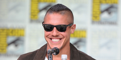 Actor Theo Rossi was seen wearing black Ray-Ban New Wayfarer RB 2132 901L sunglasses at the Comic Con 2016 in San Diego. Shop online now on Pretavoir