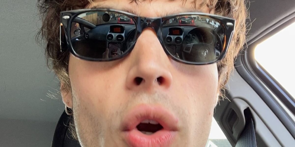 Model Thomas Meacock was seen wearing tortoiseshell Ray-Ban New Wayfarer 2132 902/58 Polarised sunglasses in his Thread post, July 2023.