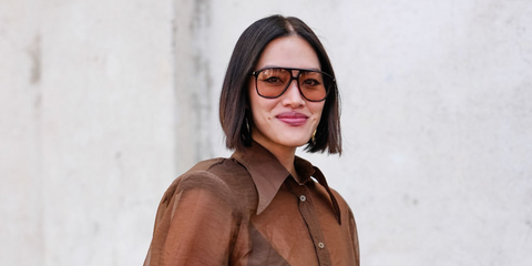Tiffany Hsu of MyTheresa was seem wearing Saint Laurent Sun SL 596 Dune 003 aviator sunglasses to attend the Prada Menswear Spring/Summer 2026 fashion show during Milan Men's Fashion Week. Shop online now on Pretavoir