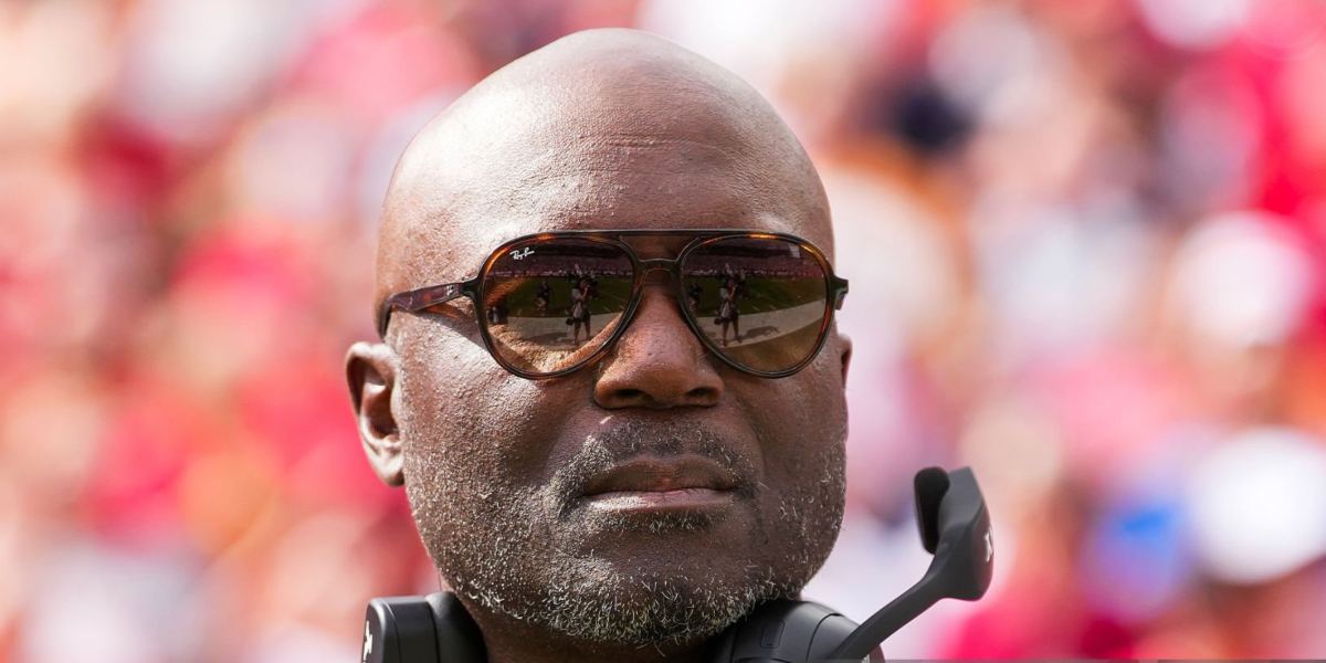 American football coach Todd Bowles of the Tampa Bay Buccaneers was seen wearing tortoiseshell Ray-Ban RB 4376 710/13 aviator sunglasses against the New England Patriots, November 2025.