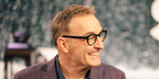 Voice actor behind SpongeBob SquarePants Tom Kenny was seen wearing black Oliver Peoples Cary Grant OV5413U 1492 round optical glasses while filming at The Kelly Clarkson Show season 7.