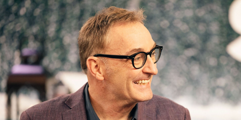 Voice actor behind SpongeBob SquarePants Tom Kenny was seen wearing black Oliver Peoples Cary Grant OV5413U 1492 round optical glasses while filming at The Kelly Clarkson Show season 7.