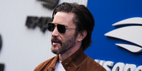 Actor Tom Pelphrey was seen wearing silver Burberry BE3159 1005/87 aviator sunglasses at the US Open 2025. Shop online now on Pretavoir