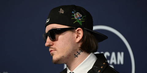 Tommy Richman was seen wearing lack Prada PR A06S 16K08Z sunglasses at the American Music Awards 2025 in Las Vegas. Shop online now on Pretavoir