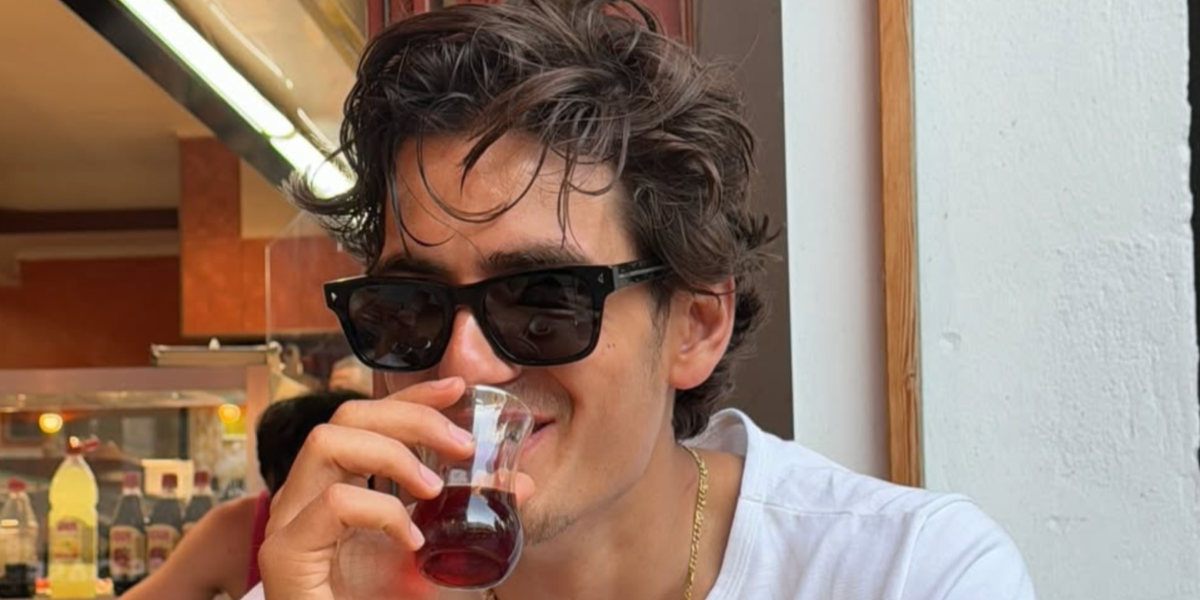 Turkish-German model and internet personality Tony Ozkan was seen wearing black Prada PR A17S 16K731 sunglasses in his Instagram post.