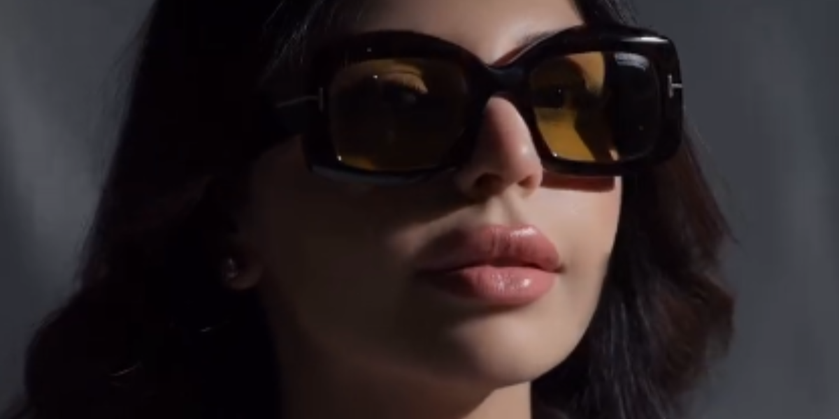Dubai-based digital creator Tooba Waseem was seen wearing dark tortoiseshell Tom Ford Venetia TF1218 52E Photochromic sunglasses.