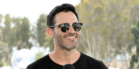 Actor Joe Hoechlin was seen wearing the iconic Ray-Ban Clubmaster 3016 W0365 Black half-rim sunglasses at the Comic Con 2022. Shop online now on Pretavoir