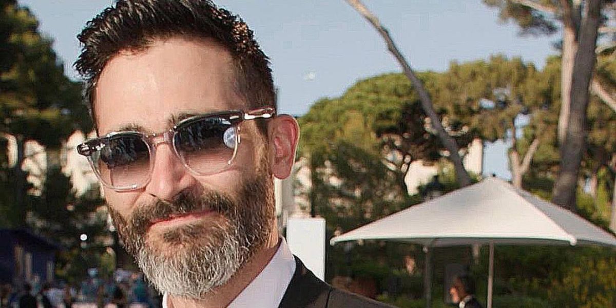 Actor Tyler Hoechlin was seen wearing black on transparent Ray-Ban Hawkeye RB 2298 1294/M3 sunglasses with grey gradient lenses at the amFar Gala 2023. Shop online now on Pretavoir
