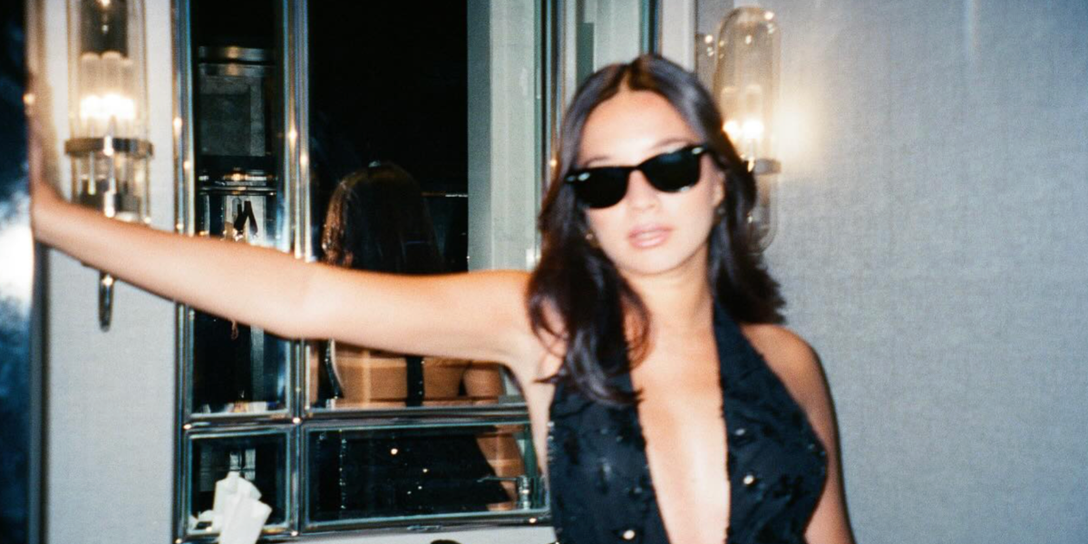 Thai-Italian singer Valentina Ploy was seen wearing the iconic Ray-Ban Wayfarer 2140 901 Black sunglasses in Bangkok, shared on Instagram in January 2025. Shop online now on Pretavoir