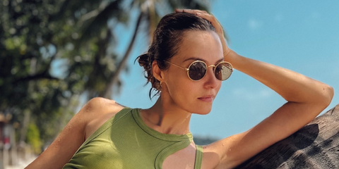 Russian model Valentina Zelyaeva was seen wearing arista gold Ray-Ban Round Metal RB 3447N 001 sunglasses in Koh Samui, shared on Instagram post in February 2024. Shop online now on Pretavoir