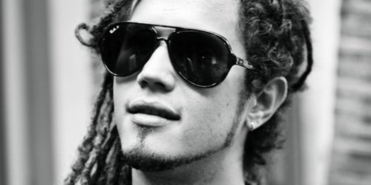 Dominican singer-songwriter Vicente Garcia was seen wearing black Ray-Ban RB 4376 601/71 sunglasses with polarised lenses. Shop online now on Pretavoir