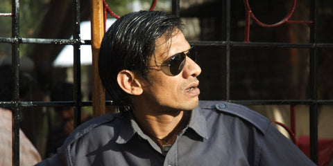Bollywood actor Vijay Raaz was seen wearing Ray-Ban Aviator RB 3025 L2823 Black/Green sunglasses. Shop online now on Pretavoir