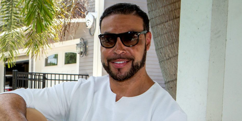 The late American football wide receiver Vincent Jackson was seen wearing black and brown Ray-Ban Boyfriend RB 4147 6095/85 sunglasses with brown gradient lenses in a Tampa Bay Business & Wealth Magazine feature. Shop online now on Pretavoir