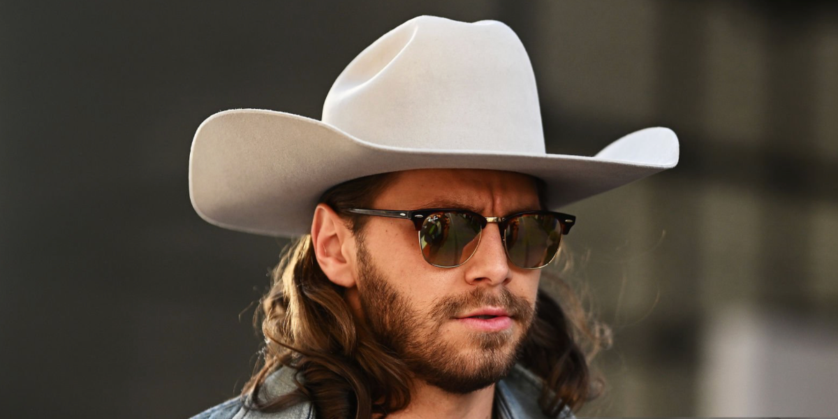 American country singer Warren Zeiders was seen wearing tortoiseshell Ray-Ban Clubmaster RB 3016 990/9J sunglasses at the F1 Grand Prix of Austin 2025. Shop online now on Pretavoir