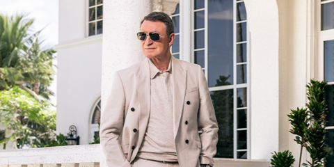 Canadian former professional ice hockey player and coach Wayne Gretzky was seen wearing gold Cartier CT0270S 004 sunglasses with green gold mirrored lenses in a Dolce Magazine feature, April 2024. Shop online now on Pretavoir