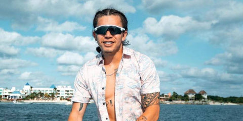 Brazilian YouTuber and comedian Whindersson Nunes was seen wearing white Oakley Radar EV Path OO9208 57 sunglasses. Shop online now on Pretavoir