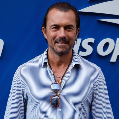 French actor William Abadie was seen wearing light havana Persol Steve McQueen 0714SM 96/56 Folding sunglasses with blue lenses on the Day 6 of US Open 2025. Shop online now on Pretavoir