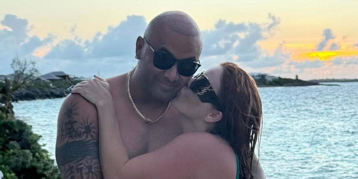 Puerto Rican singer Wisin was seen wearing black Ray-Ban RB 4387 601/71 sunglasses in his Instagram post, August 2025. Shop online now on Pretavoir