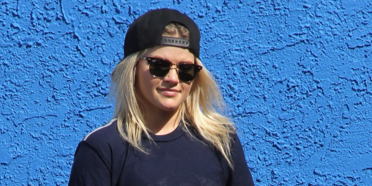 Dancer and choreographer Witney Carson wasseen wearing the iconic tortoiseshell Ray-Ban Clubmaster Classic 3016 W0366 half-rim sunglasses. Shop online now on Pretavoir