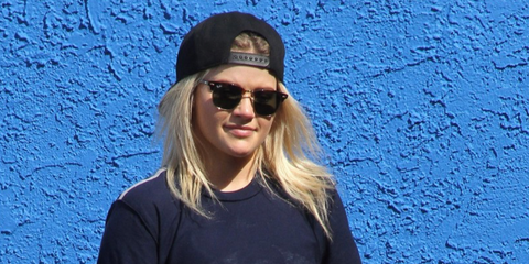 Dancer and choreographer Witney Carson wasseen wearing the iconic tortoiseshell Ray-Ban Clubmaster Classic 3016 W0366 half-rim sunglasses. Shop online now on Pretavoir