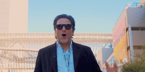 Dutch singer Xander de Buisonjé was seen wearing black Ray-Ban Boyfriend RB 4147 601/87 sunglasses in his Instagram reel, May 2025. Shop online now on Pretavoir