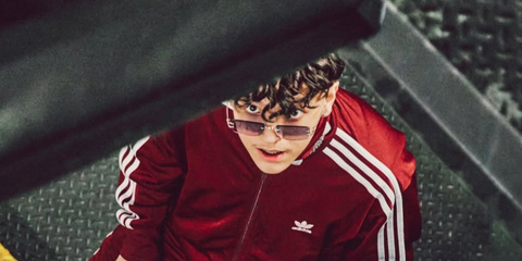 Mexican-American singer Xavi was seen wearing silver Cartier CT0550S 003 rimless sunglasses with blue to pink gradient lenses in a paid partnership post with Adidas and JD Sports on Instagram, in July 2025. Shop online now on Pretavoir