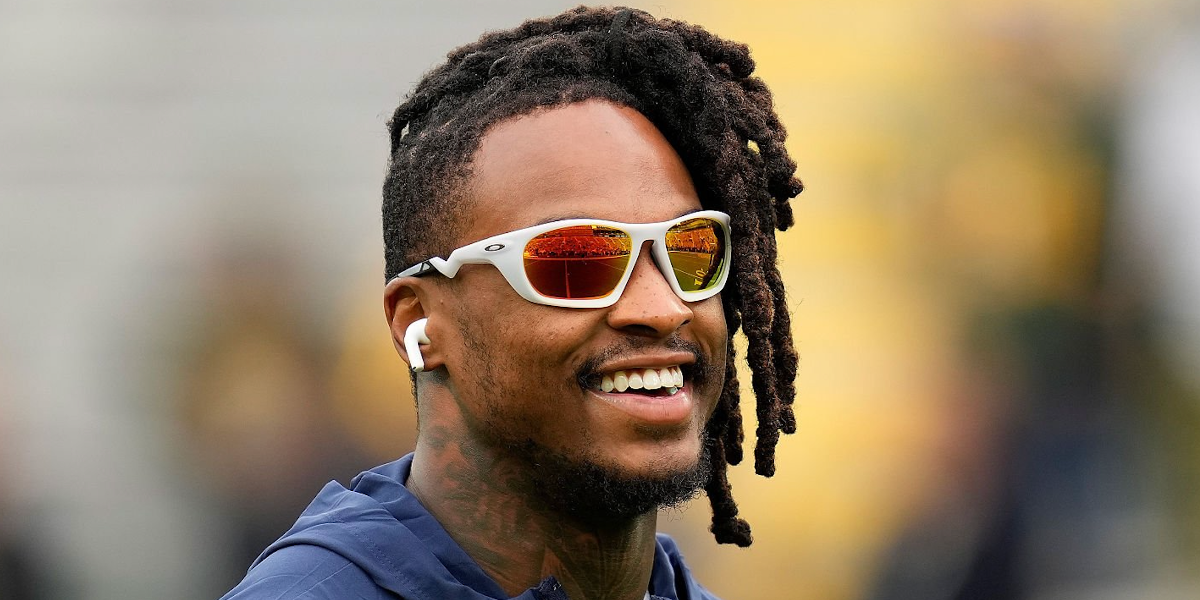 American football player Xavier McKinney of the Green Bay Packers was seen wearing white Oakley Lateralis OO9431 10 Prizm Polarised sunglasses ahead of a game against the Carolina Panthers, November 2025.