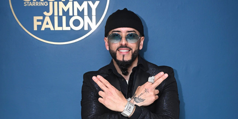 Puerto Rican singer Yandel was seen wearing Cartier CT0551S 002 rimless oval sunglasses with blue gradient lenses at The Tonight Show Starring Jimmy Fallon in March 2025. Shop online now on Pretavoir