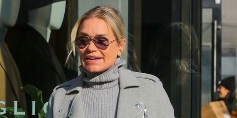 Yolanda Hadid was seen wearing gold Ray-Ban Aviator Metal II RB 3689 001/T4 Photochromic sunglasses in New York City