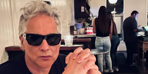 Cuban-American actor Yul Vazquez was seen wearing black Ray-Ban Carlos RB 0947S 901/31 sunglasses in his Thread social media profile picture. Shop online now on Pretavoir