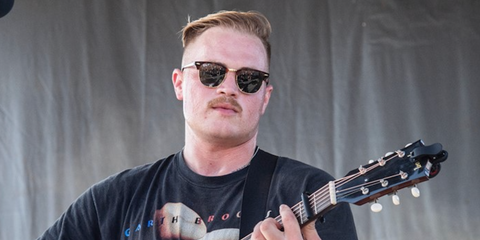 American country musician Zach Bryan was seen wearing tortoiseshell Ray-Ban Clubmaster RB 3016 990/58 Polarised half-rim sunglasses onstage. Shop online now on Pretavoir