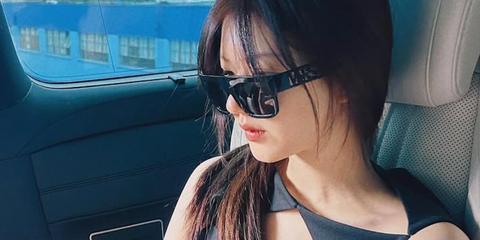 Zhao Lusi is seen wearing Versace 4430U GB1/87 sunglasses (with logo cut out) in her Instagram post