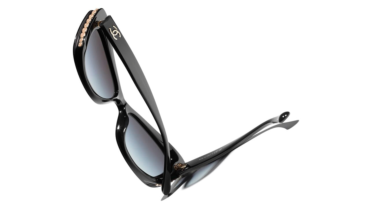 Sunglasses Chanel Black in Plastic - 30271440